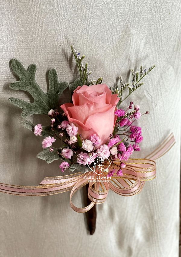 粉玫瑰胸花(緞帶) 婚禮玫瑰花胸花,乾燥花胸花,永生花胸花,開會需要胸花台中花店代客送花鴻花花店為您量身訂做會議胸花,婚禮胸花,主婚人胸花