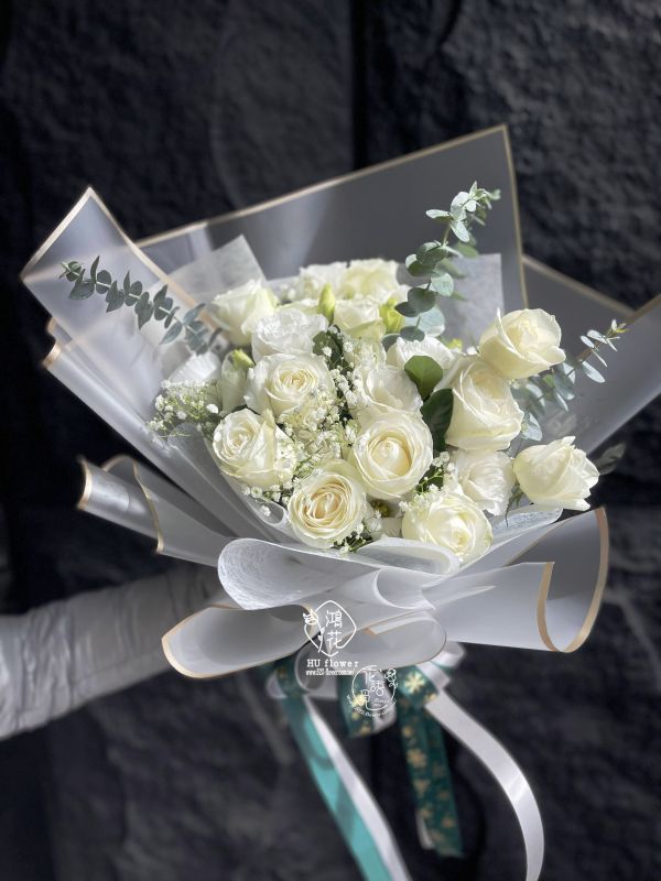 永恆的愛(白玫瑰+白桔梗)客訂花束 韓式花束,玫瑰花束,韓式包裝美學,奶茶色包裝,愛馬仕橘包裝,玫瑰花束,玫瑰花造型香氛花束,黑色包裝,拒絕傳統包裝,花束傳情花束,台中花店代客送花~鴻花花店代客送花全程保密 珍惜所託,猶如親送