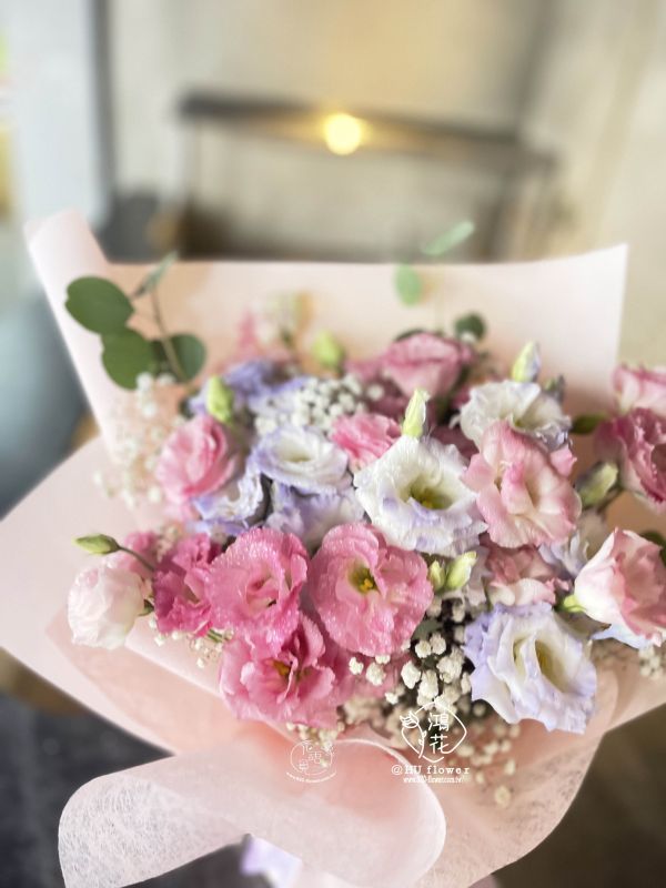 桔梗花束(自取商品需要外送電聯估價) 進口玫瑰花束,韓式花束,玫瑰花束,人魚姬玫瑰韓式包裝美學,奶茶色包裝,拒絕傳統包裝,花束傳情花束,台中花店代客送花~鴻花花店代客送花全程保密 珍惜所託,猶如親送