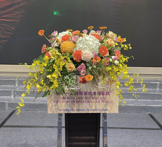 接待桌盆花 講台花 婚禮牽到桌盆花講台盆花 會議盆花  桌上盆花 文心下垂 台中鴻花花店代客送花-會議盆花:接待桌花,婚禮簽到桌花,會議需要桌花點綴,結婚簽到桌需要桌花.客製桌花,台中代客送花,中彰投,全省電送