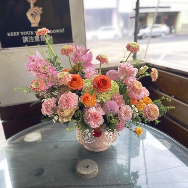 農曆新春精緻盆花(粉粉過新年) 想讓家裡有濃厚的過年氣氛嗎?農曆春節過年喜慶花禮蘭花花禮/喜氣盆花/梅蘭竹菊
富貴菊/牡丹菊報歲花喜慶蝴蝶蘭東亞蘭喜慶盆花 鴻花花店 代客送花 花語覓花坊