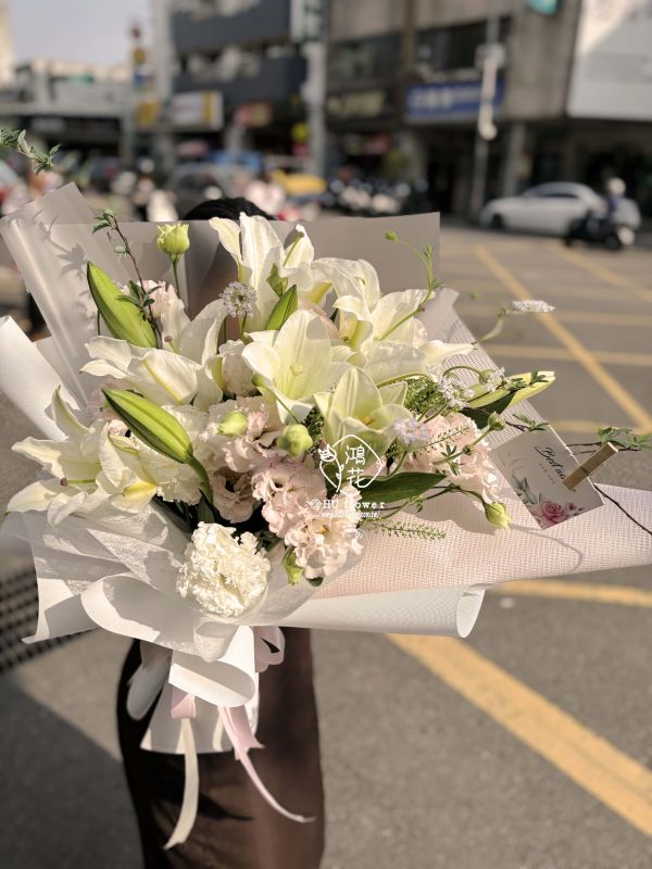 想念你的味道~香水百合白花束 韓式花束,玫瑰花束,韓式包裝美學,奶茶色包裝,愛馬仕橘包裝,玫瑰花束,玫瑰花造型香氛花束,黑色包裝,拒絕傳統包裝,花束傳情花束,台中花店代客送花~鴻花花店代客送花全程保密 珍惜所託,猶如親送