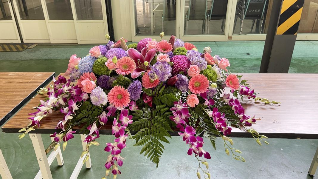 接待桌盆花 講台花 婚禮牽到桌盆花 台中鴻花花店代客送花-會議盆花:接待桌花,婚禮簽到桌花,會議需要桌花點綴,結婚簽到桌需要桌花.客製桌花,台中代客送花,中彰投,全省電送