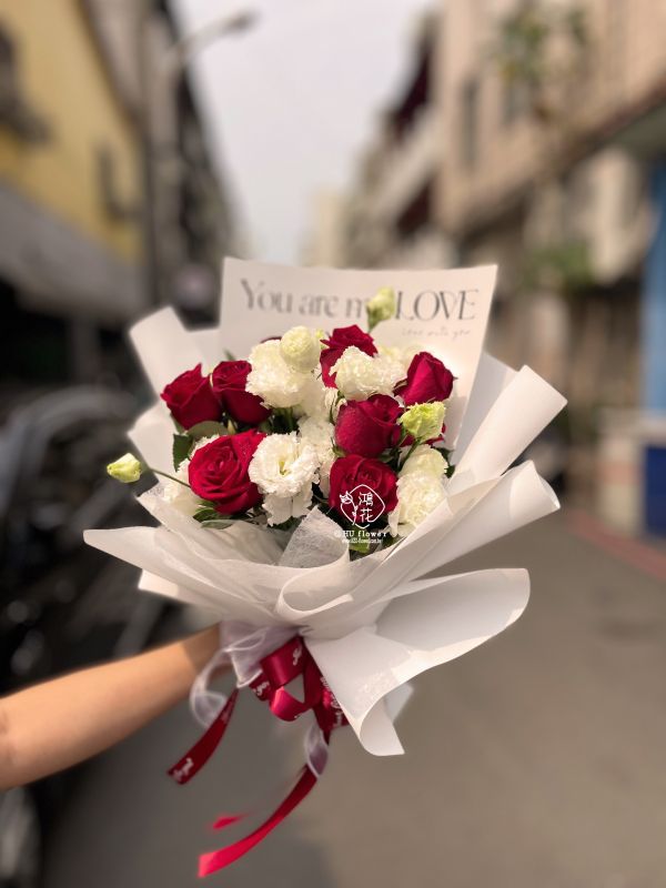 就是愛妳(紅玫9朵客製網紅款)需預訂 韓式花束,玫瑰花束,韓式包裝美學,奶茶色包裝,拒絕傳統包裝,花束傳情花束,台中花店代客送花~鴻花花店代客送花全程保密 珍惜所託,猶如親送