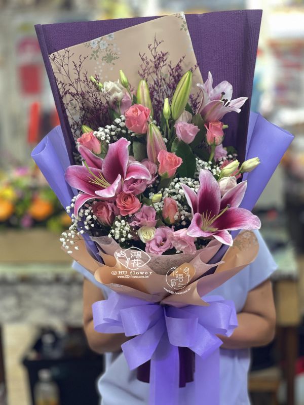 語妳最合~百合花束 韓式花束,玫瑰花束,韓式包裝美學,奶茶色包裝,愛馬仕橘包裝,玫瑰花束,玫瑰花造型香氛花束,黑色包裝,拒絕傳統包裝,花束傳情花束,台中花店代客送花~鴻花花店代客送花全程保密 珍惜所託,猶如親送