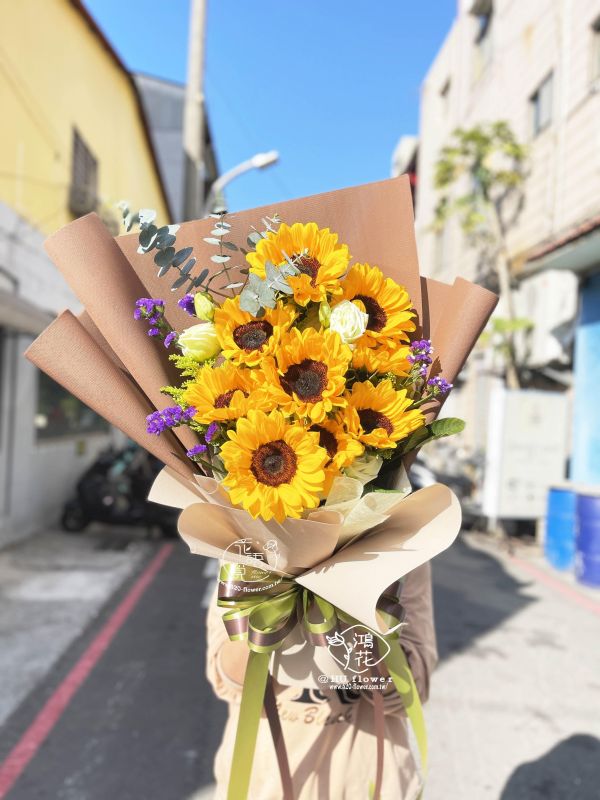 戀戀風情(向日葵花束) 台中鴻花花店/畢業季花束向日葵花束,陽光朝氣向日葵花束,探病慰問生日,向日葵花束 ,台中花店代客送花,中彰投地區,代客送花
客製花束