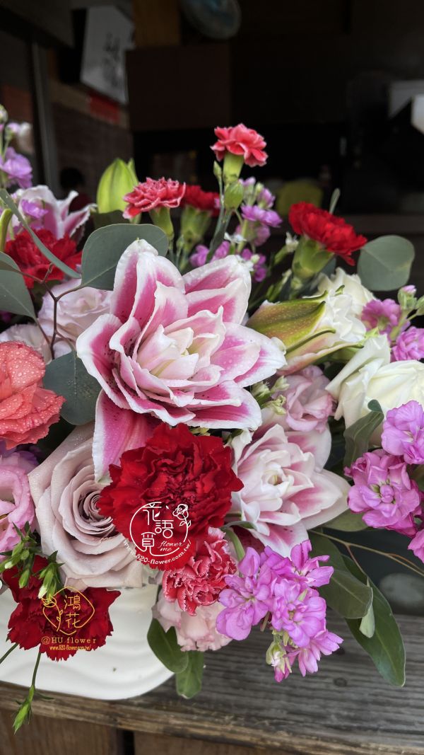 我"馨"裡最愛媽咪(重辦百合) 母親節花束,康乃馨花束,客製化康乃馨花束,代客送花,鴻花花店,珍惜所託,全程保密