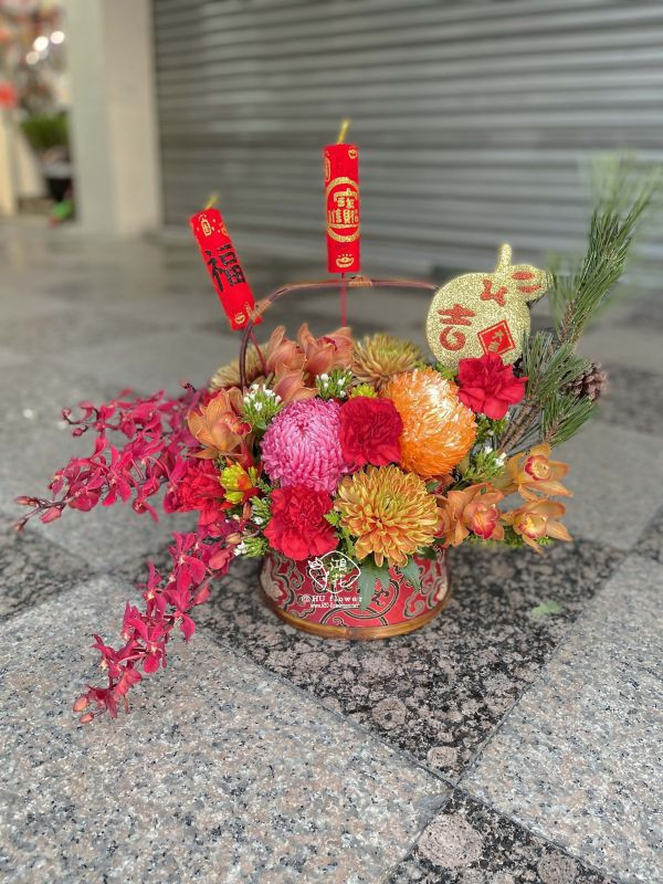 農曆新春精緻盆花(古典籃) 想讓家裡有濃厚的過年氣氛嗎?農曆春節過年喜慶花禮蘭花花禮/喜氣盆花/梅蘭竹菊
富貴菊/牡丹菊報歲花喜慶蝴蝶蘭東亞蘭喜慶盆花 鴻花花店 代客送花 花語覓花坊