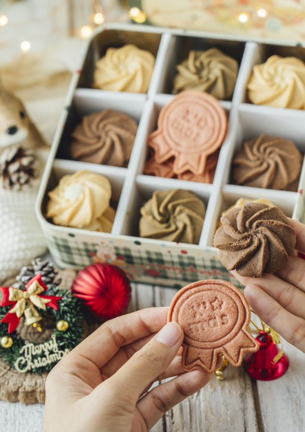 聖誕限定-綜合曲奇九宮格餅乾 曲奇九宮格餅乾關鍵字

曲奇九宮格

曲奇餅乾

九宮格餅乾

手工曲奇

餅乾禮盒

送禮推薦

聖誕禮盒

聖誕交換禮物

手工餅乾

原味曲奇

可可曲奇

桂花烏龍曲奇

金沙牛奶餅乾

蔬菜造型餅乾

Chu啾Cooking