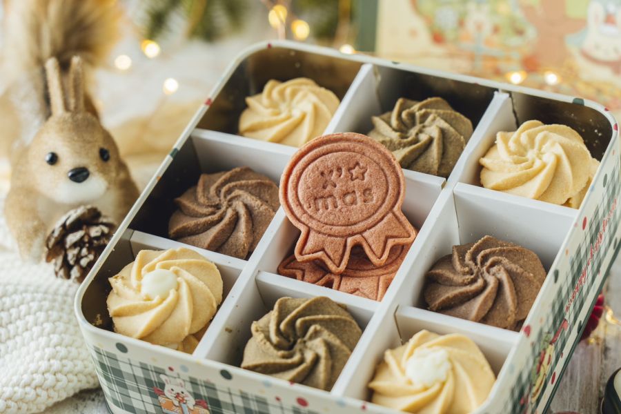 聖誕限定-綜合曲奇九宮格餅乾 曲奇九宮格餅乾關鍵字

曲奇九宮格

曲奇餅乾

九宮格餅乾

手工曲奇

餅乾禮盒

送禮推薦

聖誕禮盒

聖誕交換禮物

手工餅乾

原味曲奇

可可曲奇

桂花烏龍曲奇

金沙牛奶餅乾

蔬菜造型餅乾

Chu啾Cooking