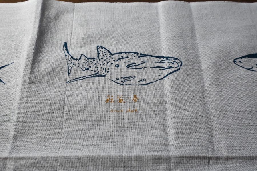 四季魚種白底長巾 ｜有獸的睡眠時光﻿ 