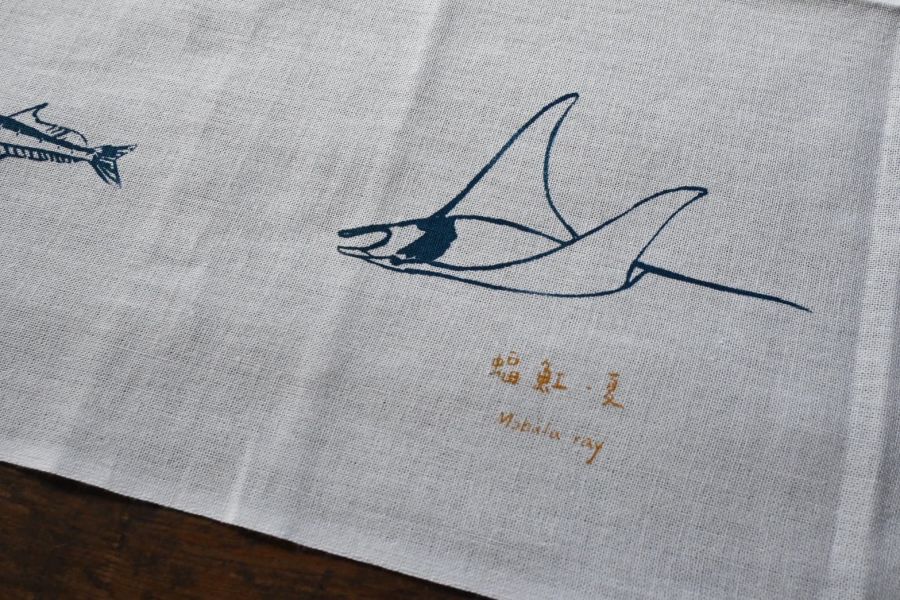 四季魚種白底長巾 ｜有獸的睡眠時光﻿ 