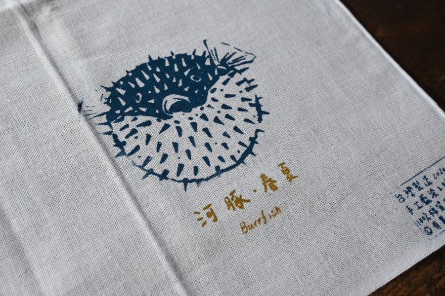 四季魚種白底長巾 ｜有獸的睡眠時光﻿ 