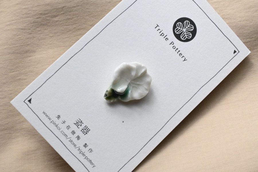 瓷器胸針_綠葉白花 