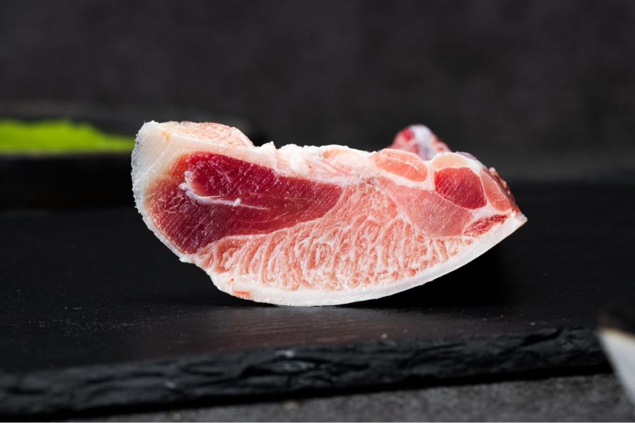南方黑鮪魚 琵琶骨 (300g±10%/包) #南方黑鮪魚 #黑鮪魚琵琶骨 #魚骨邊肉 #骨邊肉料理 #高級海鮮 #膠質豐富 #黑鮪魚部位 #氣炸魚肉 #煎烤海鮮 #琵琶骨推薦