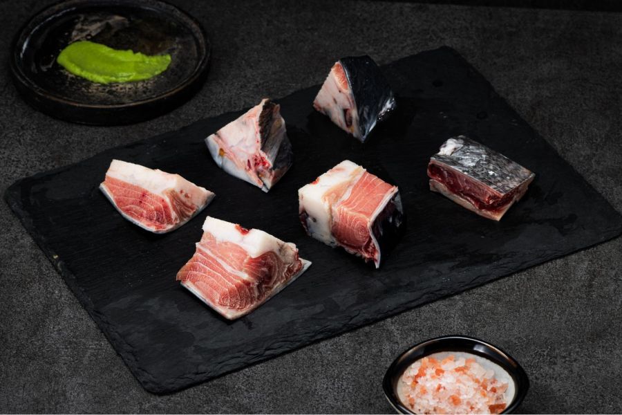 南方黑鮪魚 頭丁 (1kg±10%/包) #南方黑鮪魚 #黑鮪魚頭丁 #魚頭丁 #膠質魚肉 #燉湯食材 #紅燒魚頭 #海鮮料理 #高級海鮮 #黑鮪魚 #魚肉切丁