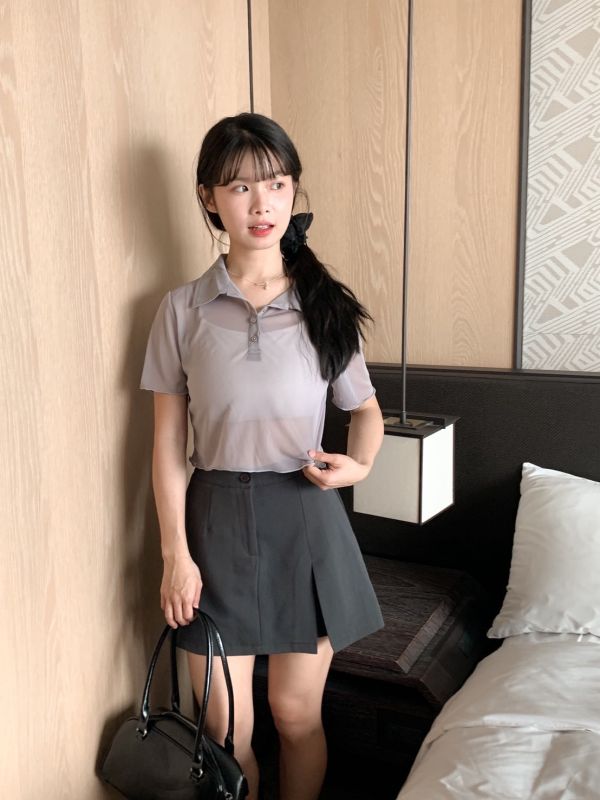 輕盈氣息 經典透膚polo領短版上衣 