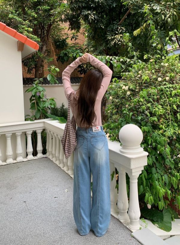 轉身有愛心 高腰直筒牛仔褲 顯瘦寬褲版型 小心機後口袋設計（S-XL) 