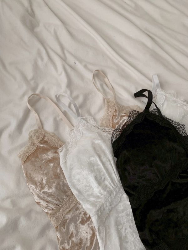 法式天鵝絨蕾絲細肩背心 有胸墊可單穿 霧面軟綿短版設計（3色） 