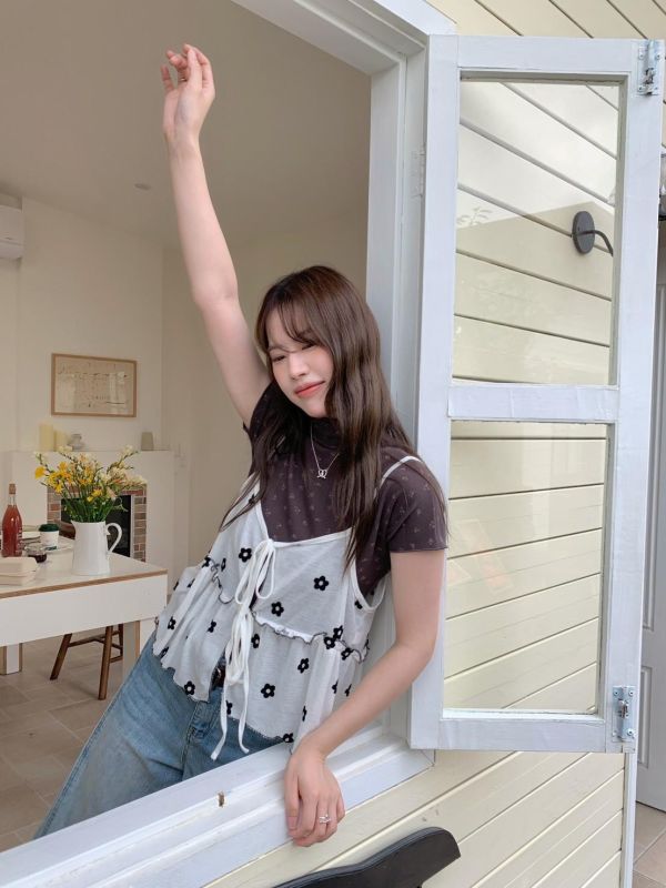 歐洲街角溫柔感 碎花透膚短袖上衣 木耳邊上衣（3色） 