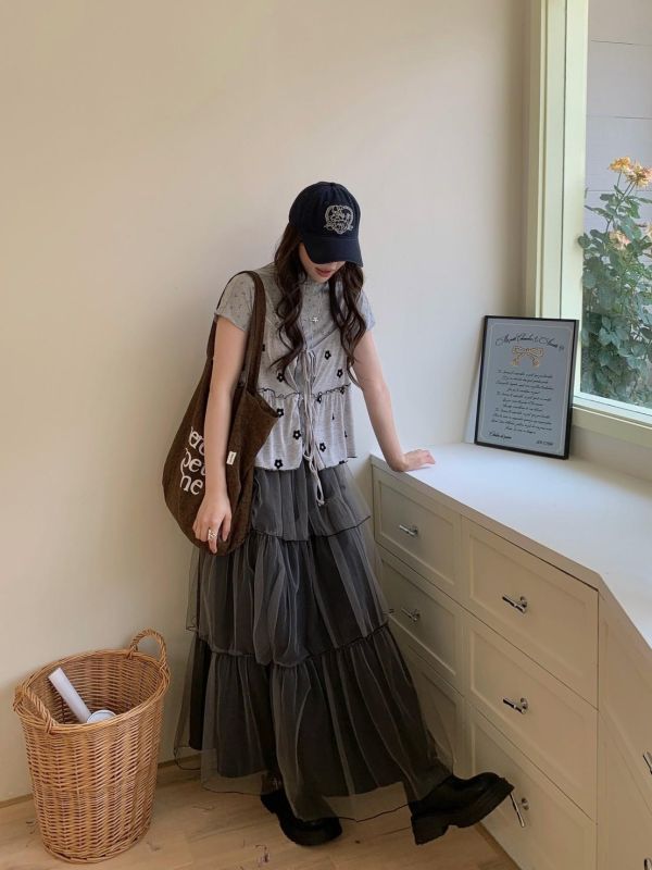 巴黎小花日常 花花綁帶背心 荷葉邊短版背心 甜感層次穿搭（2色） 