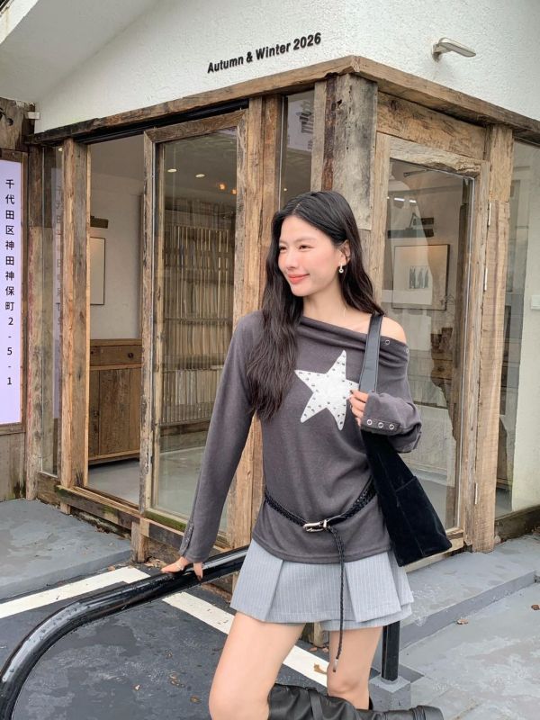 秋夜星芒 鉚釘星星斜肩長袖上衣 不對稱露肩修身打底衣 韓系Y2K個性上衣(2色） 