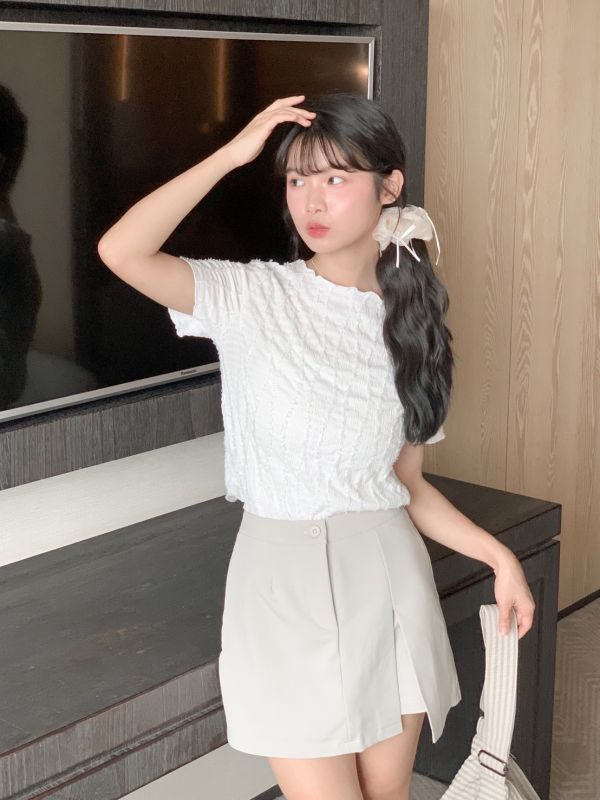 溫柔中帶點浪漫 韓系波浪羽毛緹花木耳短袖上衣 