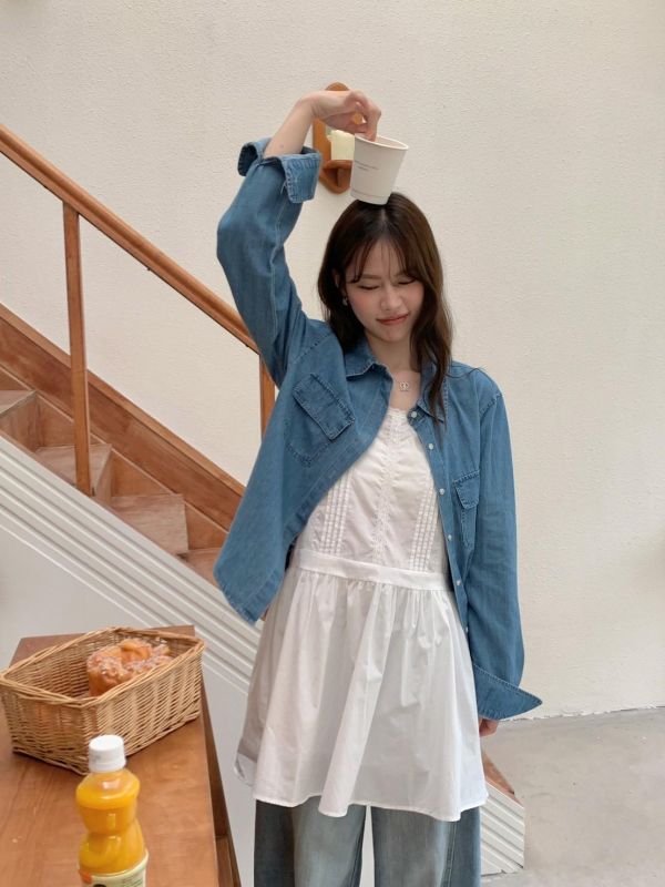 歐洲街角日常 短版牛仔襯衫 雙口袋設計 顯比例百搭襯衫（2色） 