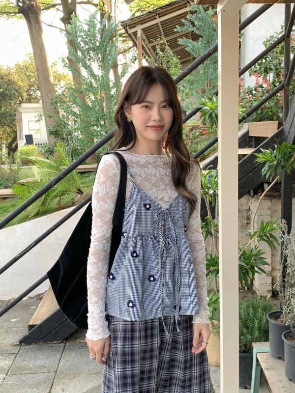 那年初戀的藍色小花背心 刺繡花朵細肩背心 韓系甜感綁帶小可愛 （2 色） 