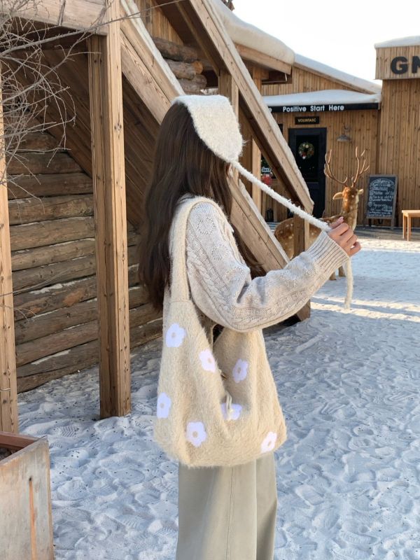 小花日和 日系小花毛呢水桶包 軟糯可愛 輕量好背 秋冬必備 百搭肩背包（5色） 