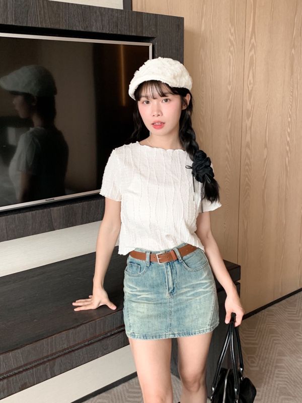 溫柔中帶點浪漫 韓系波浪羽毛緹花木耳短袖上衣 