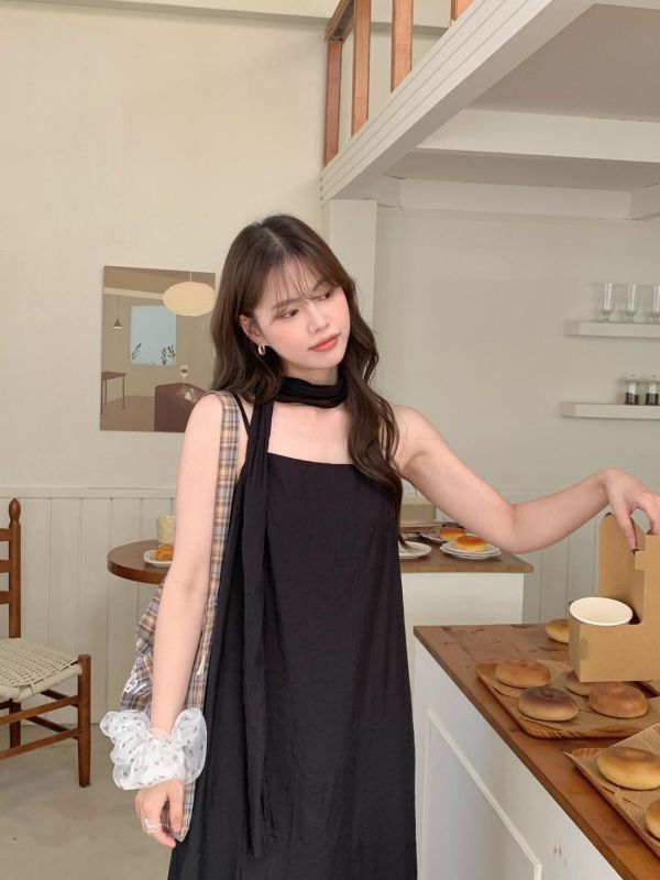 白霧莊園 輕柔垂墜細肩洋裝法式度假感長洋裝（2色） 