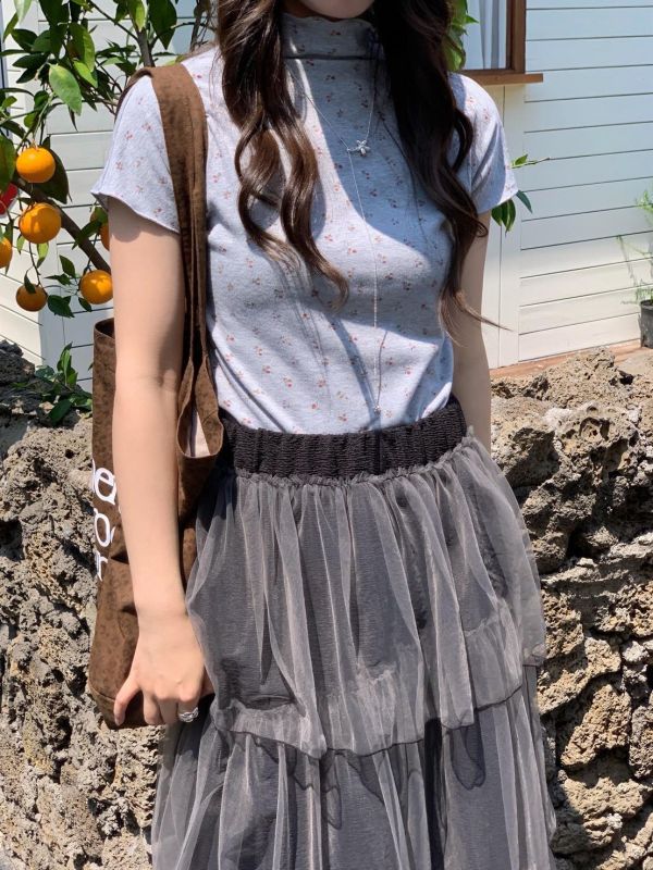 歐洲街角溫柔感 碎花透膚短袖上衣 木耳邊上衣（3色） 