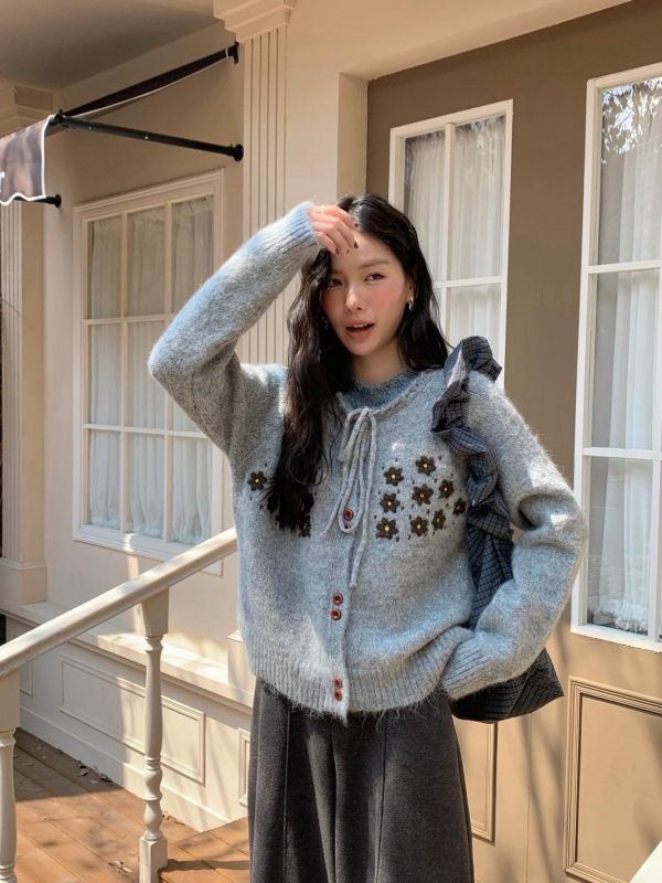 昭和冬日花束  日系復古小花綁帶針織外套 圓領排釦開襟毛衣 秋冬穿搭（3色） 
