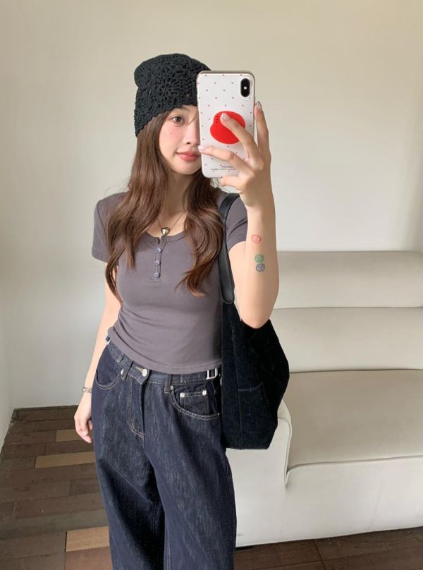 城市日常彈力短版T 韓系顯瘦短袖上衣 女生修身百搭T恤 鈕扣設計短版T （5色） 