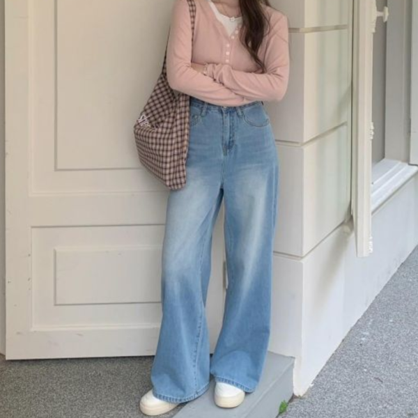 轉身有愛心 高腰直筒牛仔褲 顯瘦寬褲版型 小心機後口袋設計（S-XL) 
