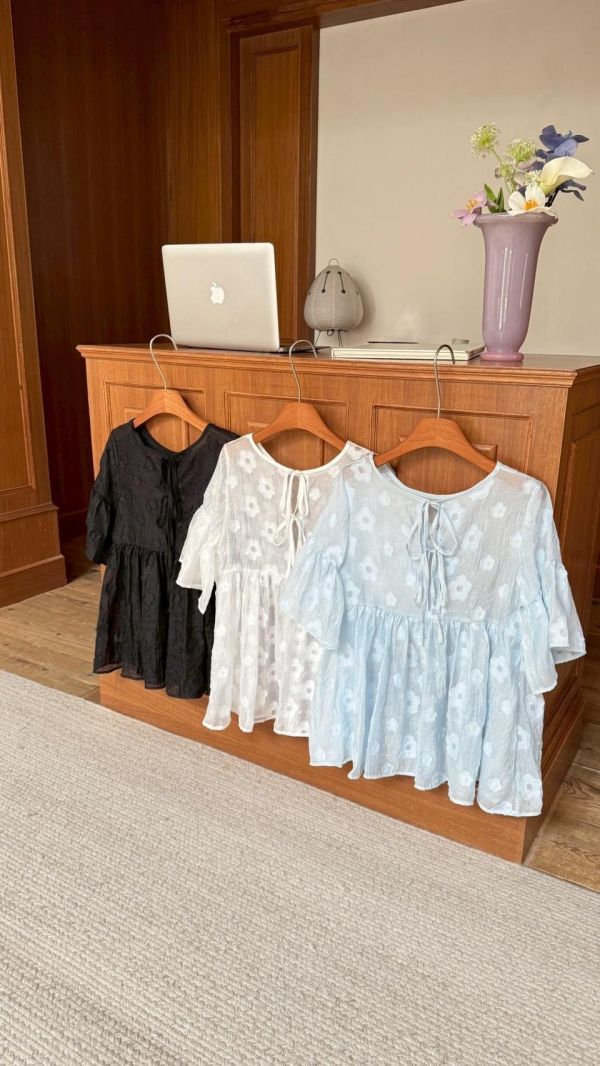 山茶花日記 立體花紋上衣 微透層次感 寬鬆顯瘦短版上衣（3色） 