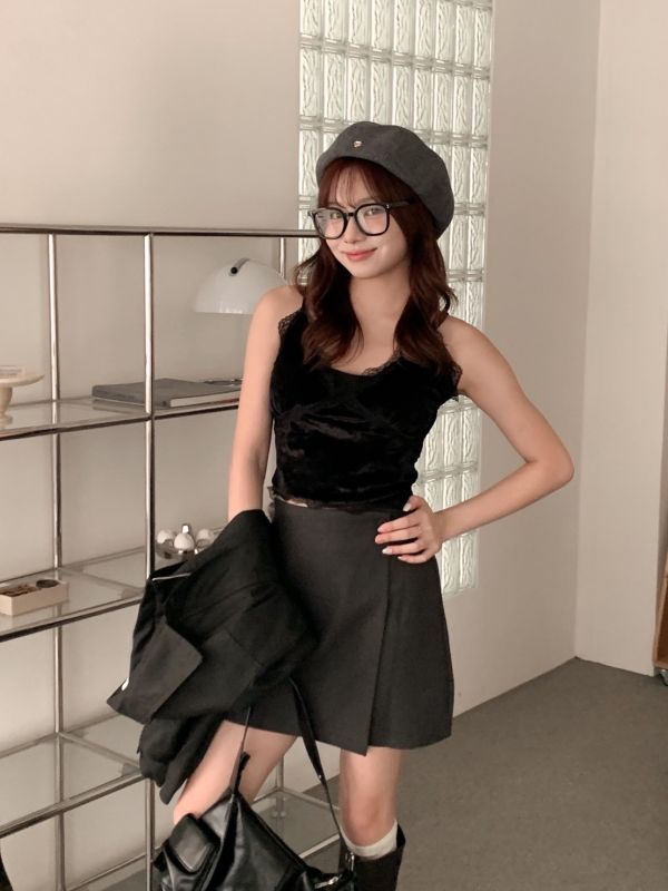 法式天鵝絨蕾絲細肩背心 有胸墊可單穿 霧面軟綿短版設計（3色） 