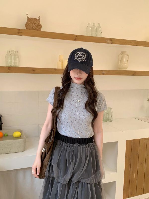 歐洲街角溫柔感 碎花透膚短袖上衣 木耳邊上衣（3色） 