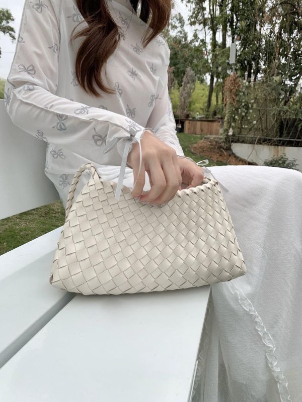 蝶舞微光 刺繡上衣 韓系蝴蝶刺繡透膚打底衫 小隻女孩氣質長袖 百搭內搭（3色） 