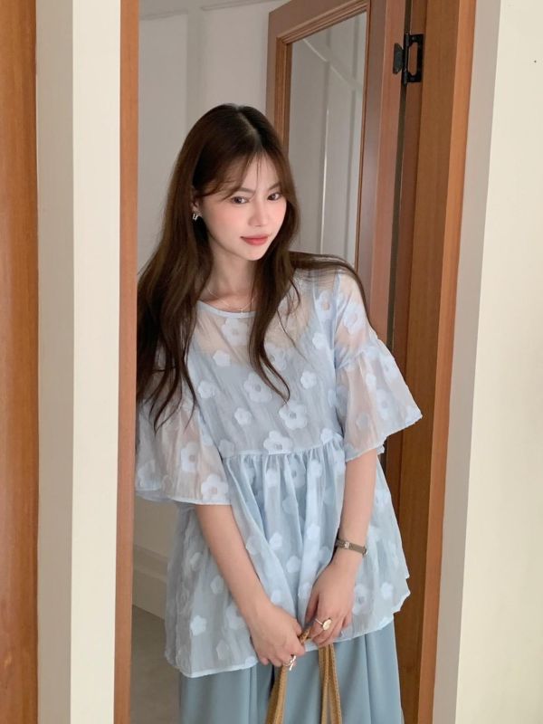 山茶花日記 立體花紋上衣 微透層次感 寬鬆顯瘦短版上衣（3色） 