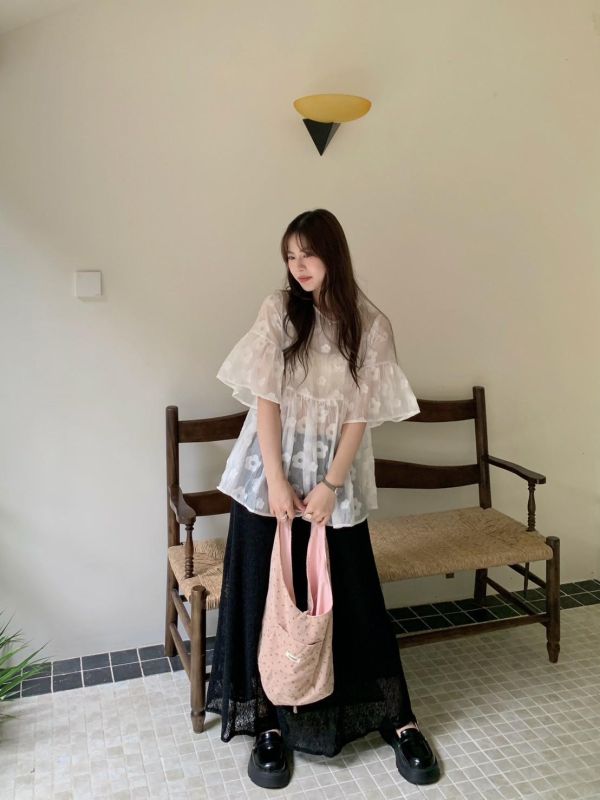 山茶花日記 立體花紋上衣 微透層次感 寬鬆顯瘦短版上衣（3色） 