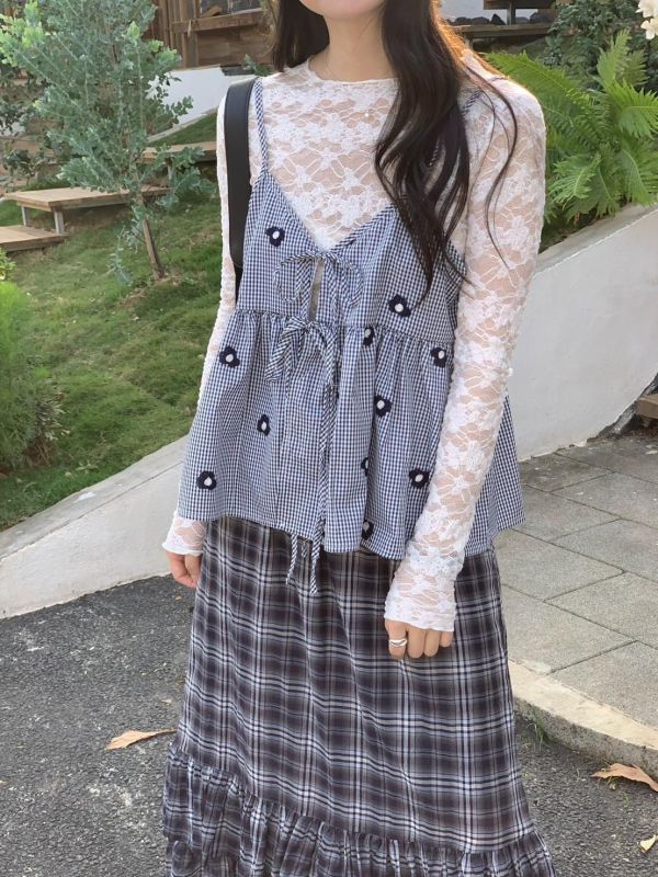 那年初戀的藍色小花背心 刺繡花朵細肩背心 韓系甜感綁帶小可愛 （2 色） 