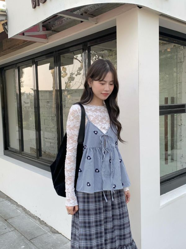 那年初戀的藍色小花背心 刺繡花朵細肩背心 韓系甜感綁帶小可愛 （2 色） 