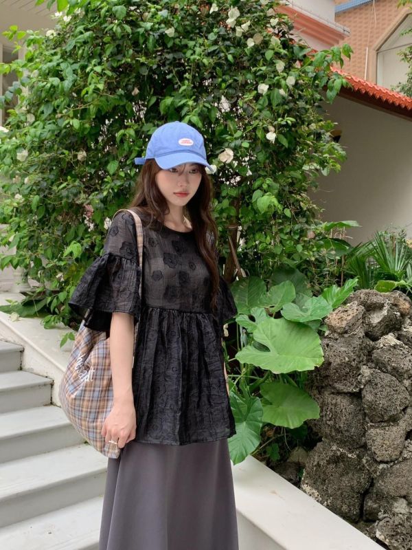 山茶花日記 立體花紋上衣 微透層次感 寬鬆顯瘦短版上衣（3色） 