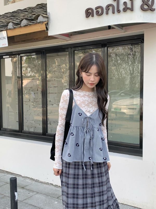 那年初戀的藍色小花背心 刺繡花朵細肩背心 韓系甜感綁帶小可愛 （2 色） 