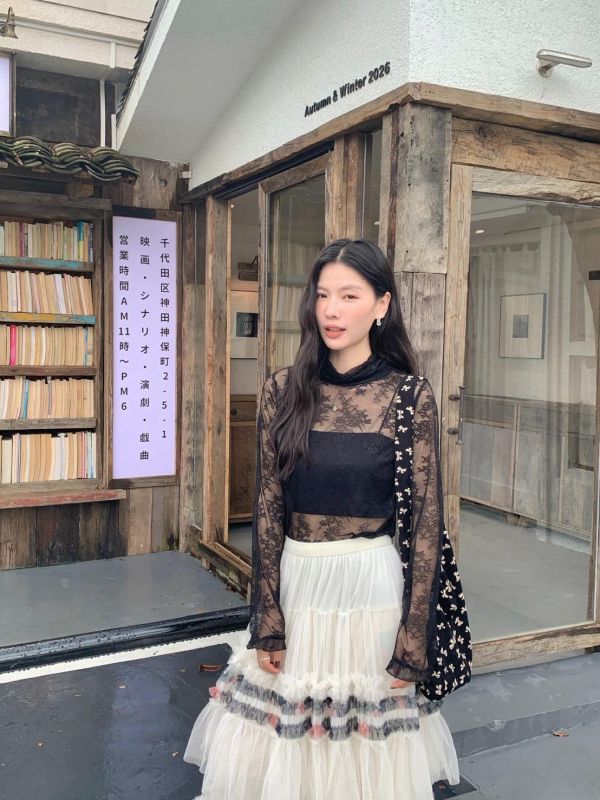 秋日蕾絲小情詩 微高領透膚蕾絲長袖上衣 荷葉邊修身打底衣 韓系疊穿內搭(4色） 