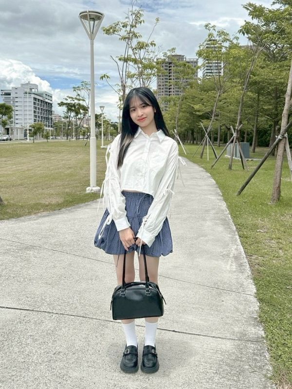 不規則的美 側邊綁帶素面襯衫 
