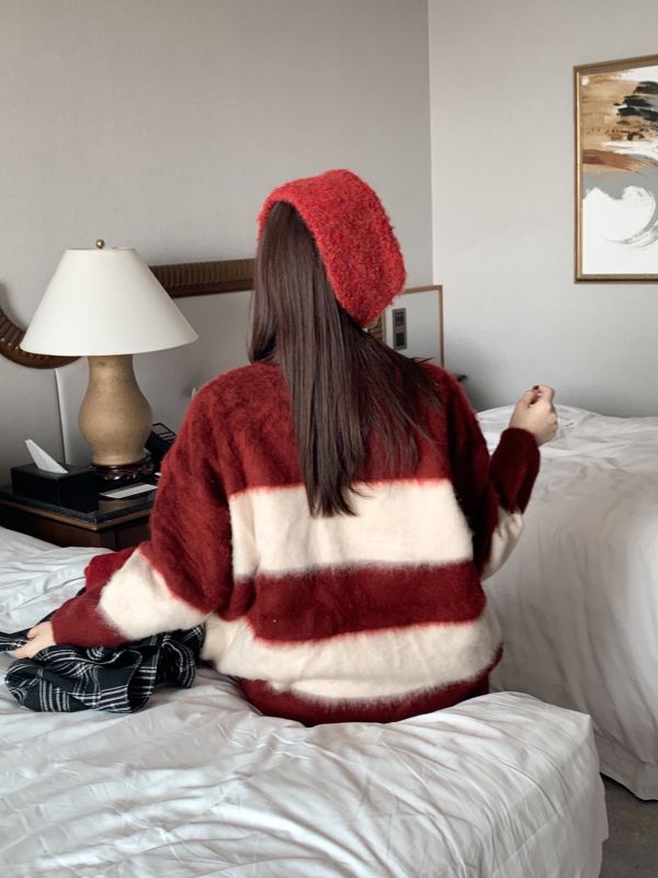 冬日莓果戀曲 毛絨條紋寬鬆針織 顯瘦存在感毛衣（2色） 