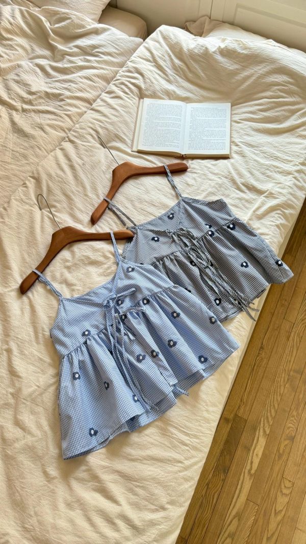 那年初戀的藍色小花背心 刺繡花朵細肩背心 韓系甜感綁帶小可愛 （2 色） 